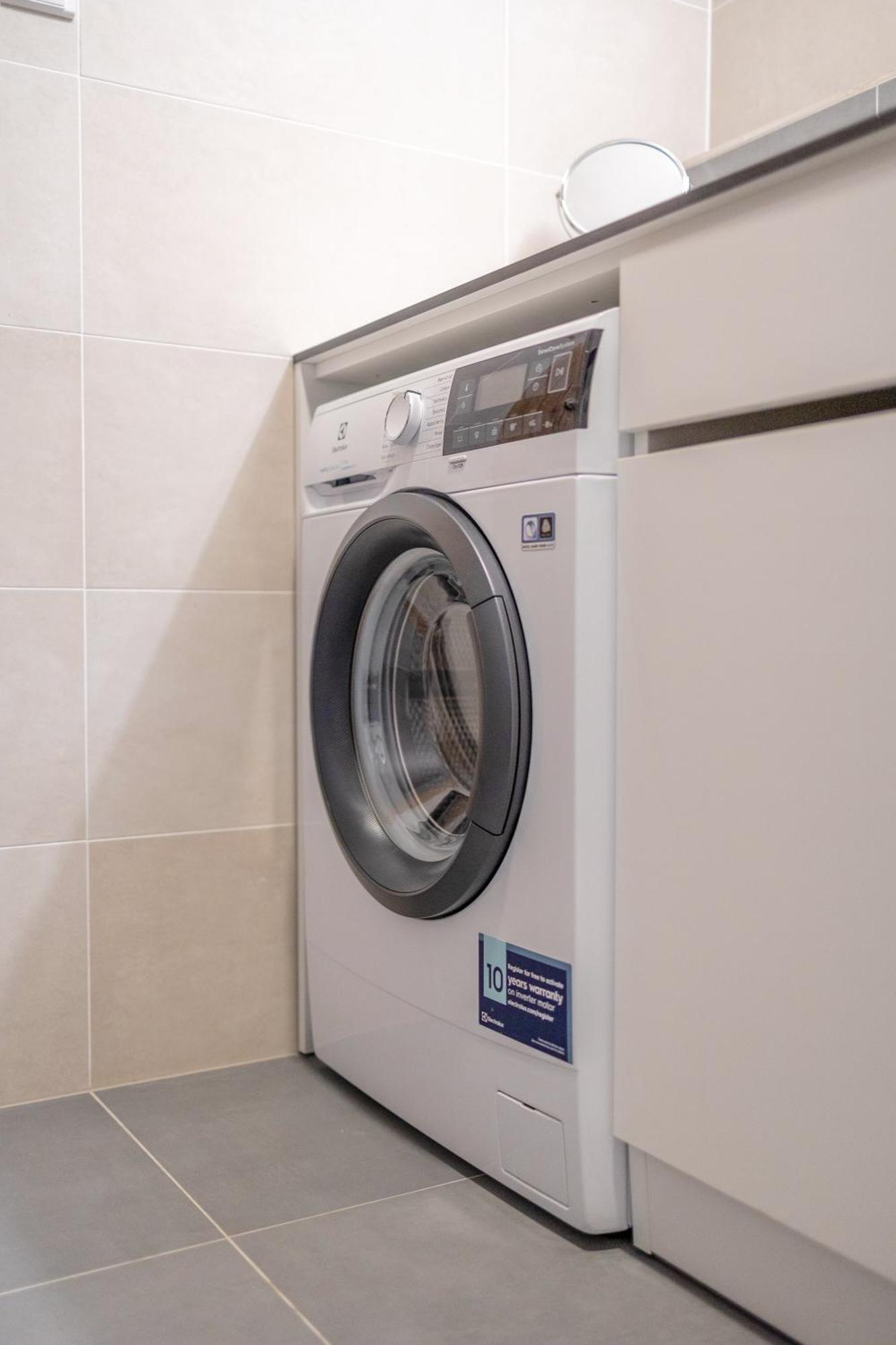 Bright 2br - 7th Floor, Balcony, Free Parking By Gravity Prag