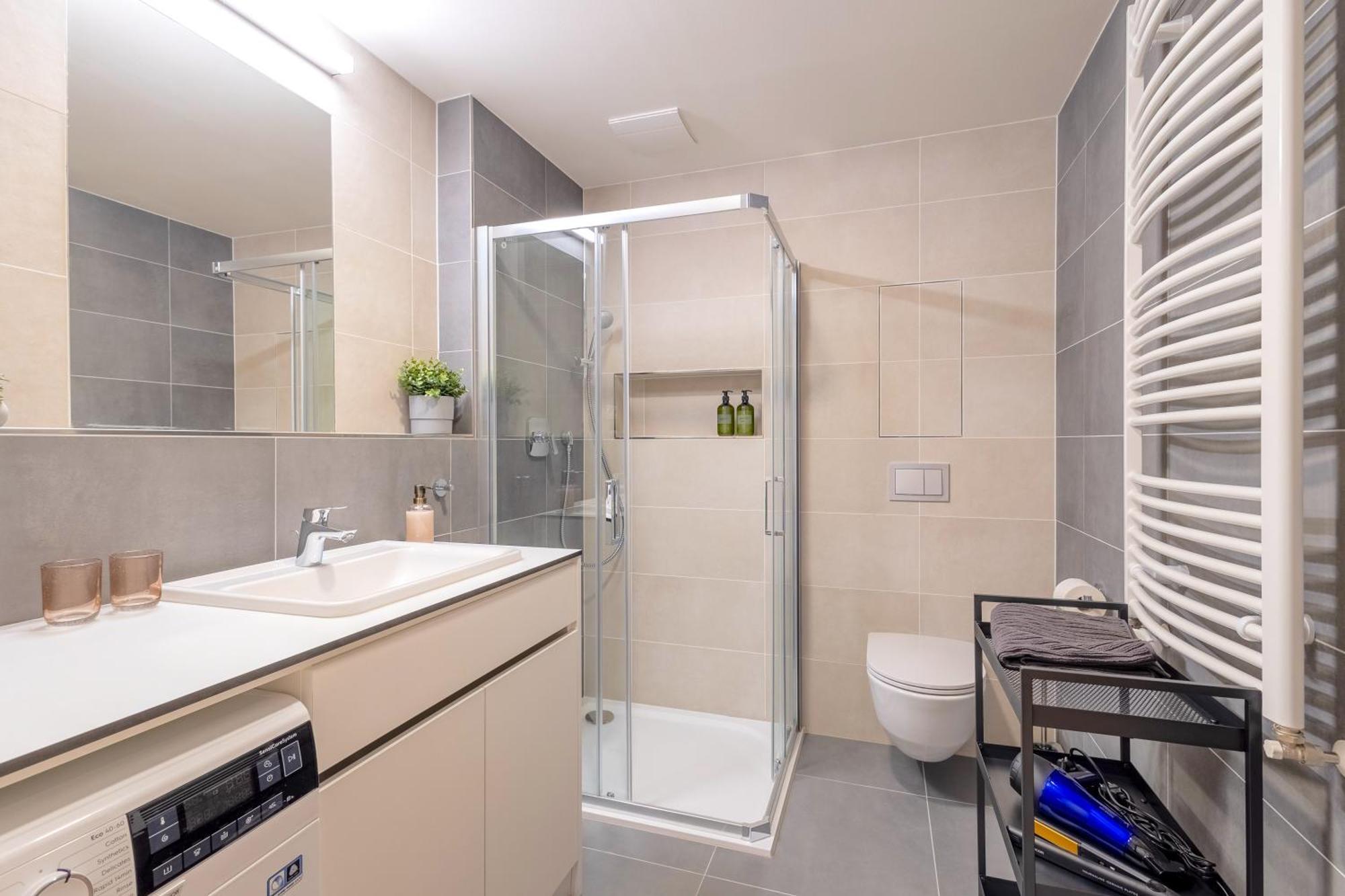 Bright 2br - 7th Floor, Balcony, Free Parking By Gravity * Prag