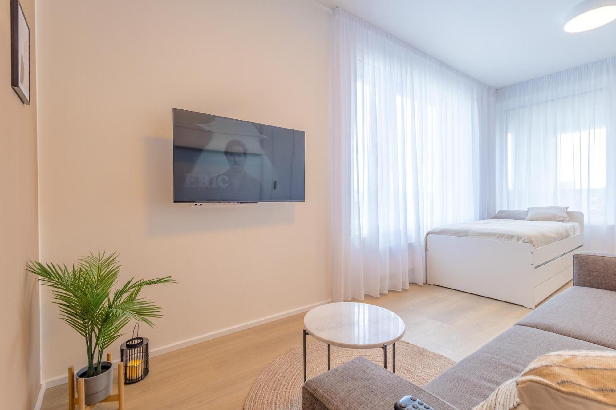 Bright 2br - 7th Floor, Balcony, Free Parking By Gravity Apartment Prag