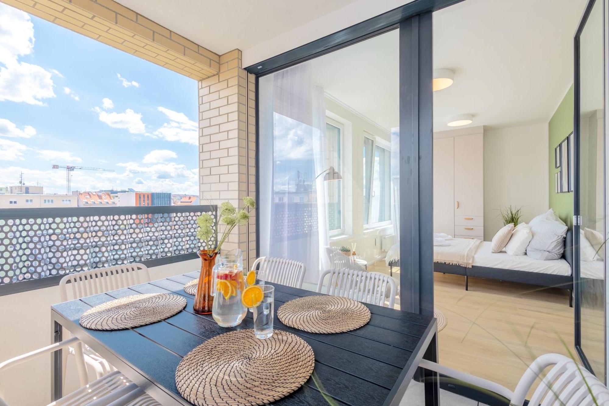 Apartment Bright 2br - 7th Floor, Balcony, Free Parking By Gravity Prag