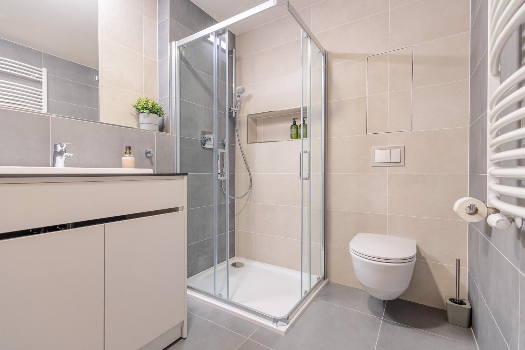 Bright 2br - 7th Floor, Balcony, Free Parking By Gravity Apartment Prag