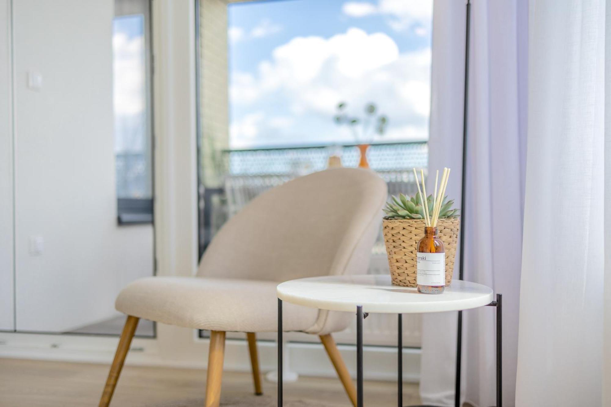 Bright 2br - 7th Floor, Balcony, Free Parking By Gravity Apartment Prag