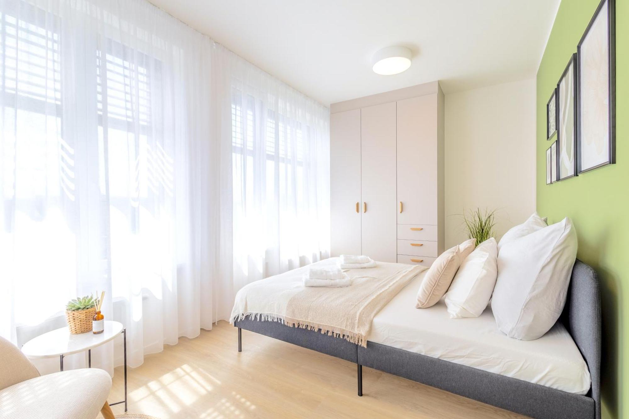 Bright 2br - 7th Floor, Balcony, Free Parking By Gravity Prag
