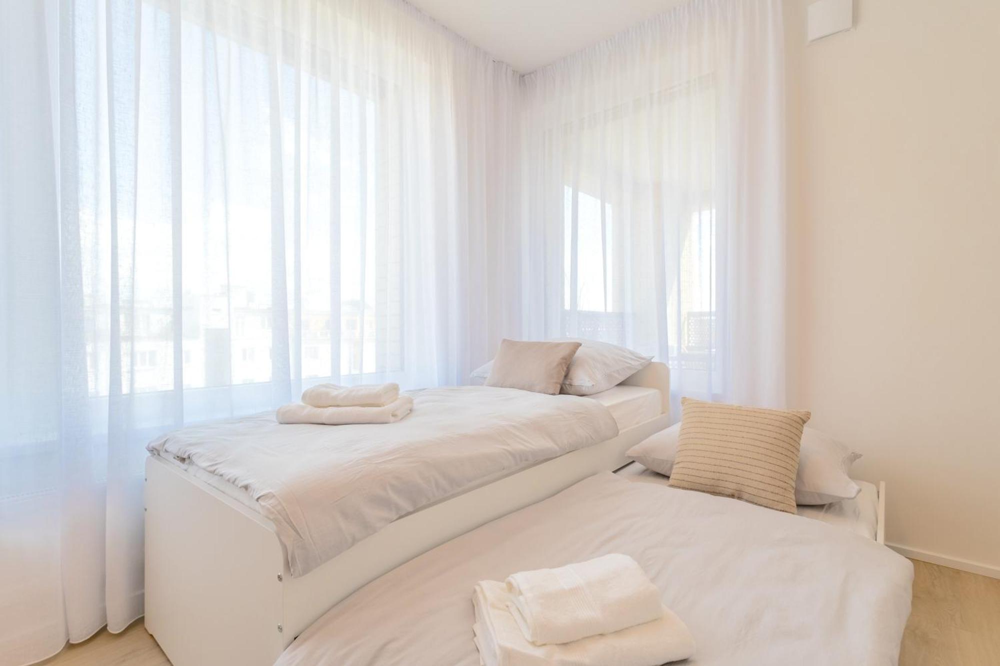 Apartment Bright 2br - 7th Floor, Balcony, Free Parking By Gravity Prag